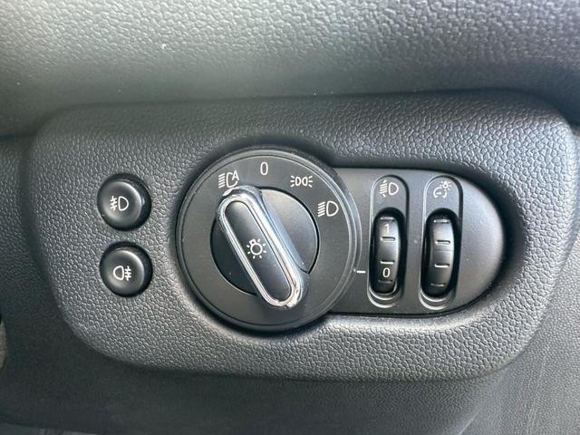 �I�[�g���C�g�𑕔����Ă�����̖͂��邳�����m���ăw�b�h���C�g�������œ_���E�������Ă���܂��B���ԂŃg���l���������h���C�u�Ȃǂł͑劈��ł��B