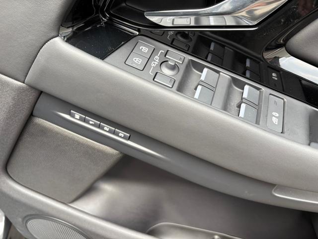 レンジローバーイヴォーク ダイナミック　ＨＳＥ　Ｐ３００ｅ　４ＷＤ　クリアランスソナー　オートクルーズコントロール　レーンアシスト　パワーシート　衝突被害軽減システム　サンルーフ　ナビ　ＬＥＤヘッドランプ　アルミホイール　スマートキー　電動格納ミラー　ＡＴ（11枚目）