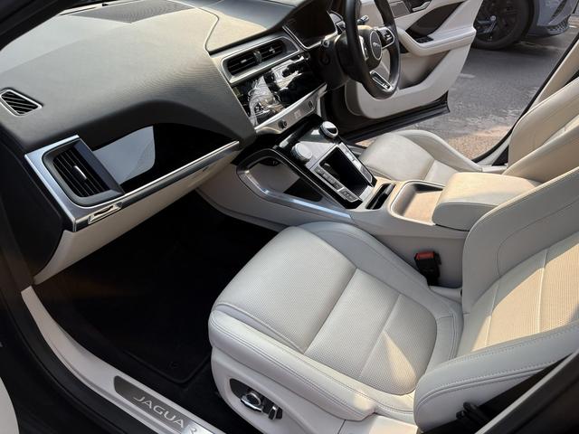 Iペイス ブラックエディション 4WD 全周囲カメラ クリアランスソナー オートクルーズコントロール レーンアシスト パワーシート 衝突被害軽減システム サンルーフ ナビ オートライト アルミホイール(3枚目)