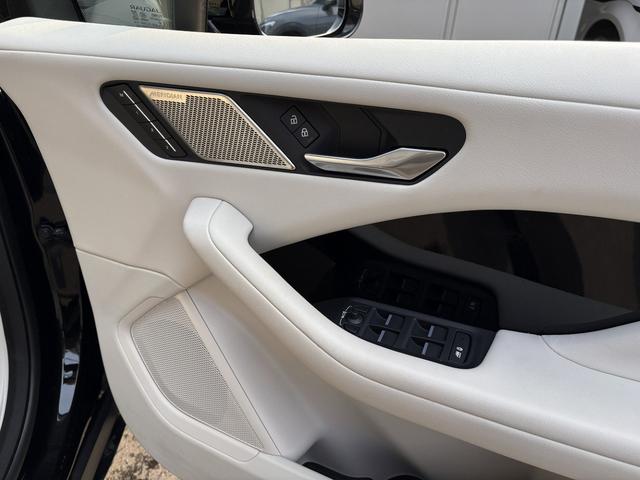 Iペイス ブラックエディション 4WD 全周囲カメラ クリアランスソナー オートクルーズコントロール レーンアシスト パワーシート 衝突被害軽減システム サンルーフ ナビ オートライト アルミホイール(70枚目)