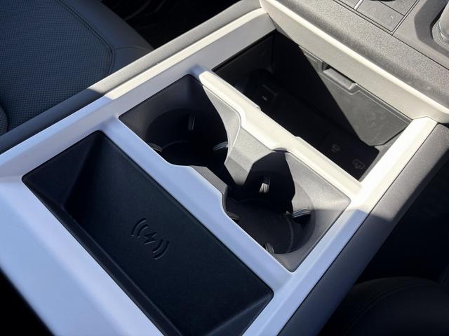 ディフェンダー １１０Ｘ－ダイナミックＳＥ　Ｄ３５０　４ＷＤ　全周囲カメラ　クリアランスソナー　オートクルーズコントロール　ナビ　アルミホイール　電動格納ミラー　ＡＴ　ＵＳＢ　Ｂｌｕｅｔｏｏｔｈ　エアコン　パワーウィンドウ　運転席エアバッグ（51枚目）