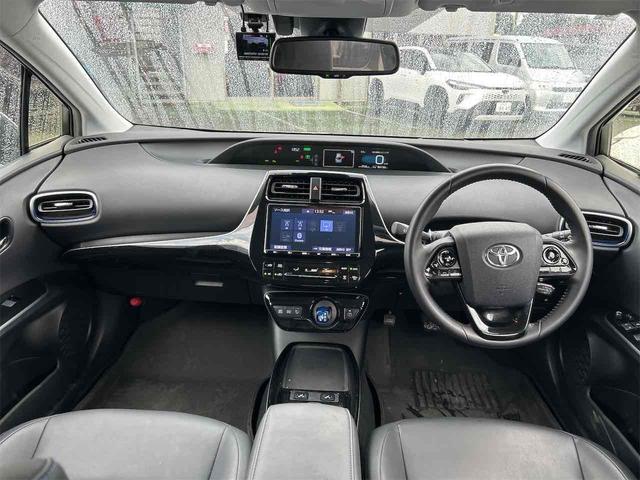 プリウス Ａツーリングセレクション　ドライブレコーダー　ＥＴＣ　クリアランスソナー　レーンアシスト　オートクルーズコントロール　パークアシスト　衝突被害軽減システム　バックカメラ　ナビ　ＴＶ　アルミホイール　オートマチックハイビーム（2枚目）