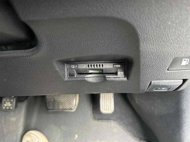 プリウス Ａツーリングセレクション　ドライブレコーダー　ＥＴＣ　クリアランスソナー　レーンアシスト　オートクルーズコントロール　パークアシスト　衝突被害軽減システム　バックカメラ　ナビ　ＴＶ　アルミホイール　オートマチックハイビーム（8枚目）