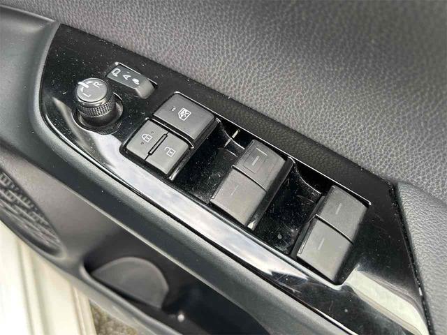 プリウス Ａツーリングセレクション　ドライブレコーダー　ＥＴＣ　クリアランスソナー　レーンアシスト　オートクルーズコントロール　パークアシスト　衝突被害軽減システム　バックカメラ　ナビ　ＴＶ　アルミホイール　オートマチックハイビーム（11枚目）