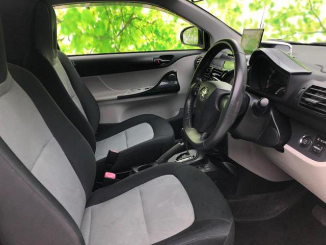 ｉＱ １３０Ｇ　新品タイヤ／社外　ナビ／ヘッドランプ　ＨＩＤ／ＥＴＣ／ＥＢＤ付ＡＢＳ／横滑り防止装置／フルセグＴＶ／エアバッグ　運転席／エアバッグ　助手席／エアバッグ　サイド／アルミホイール　社外　１６インチ（4枚目）