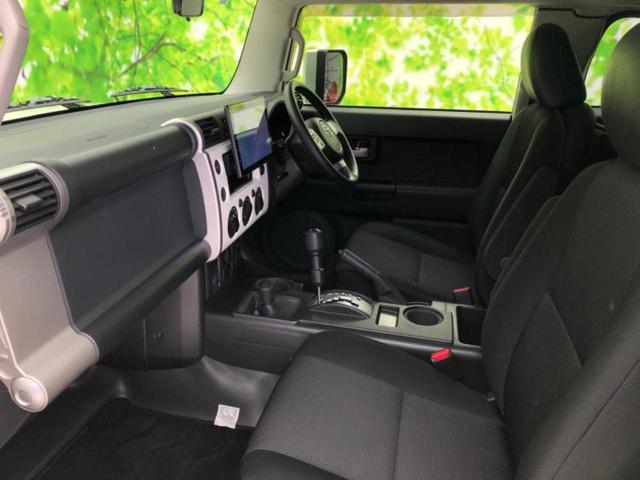 ＦＪクルーザー ４ＷＤヒョウジュン　ディスプレイオーディオ１０インチ／ヘッドランプ　ＨＩＤ／Ｂｌｕｅｔｏｏｔｈ接続／ＥＴＣ／ＥＢＤ付ＡＢＳ／横滑り防止装置／バックモニター／エアバッグ　運転席／エアバッグ　助手席　バックカメラ　４ＷＤ（5枚目）
