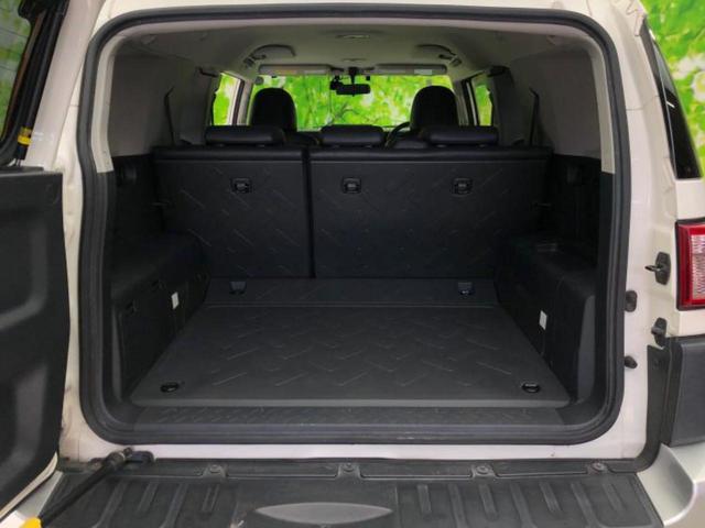 ＦＪクルーザー ４ＷＤヒョウジュン　ディスプレイオーディオ１０インチ／ヘッドランプ　ＨＩＤ／Ｂｌｕｅｔｏｏｔｈ接続／ＥＴＣ／ＥＢＤ付ＡＢＳ／横滑り防止装置／バックモニター／エアバッグ　運転席／エアバッグ　助手席　バックカメラ　４ＷＤ（6枚目）