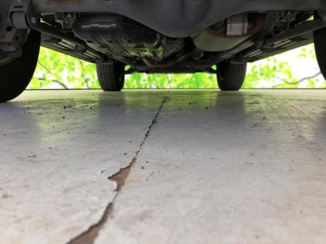 ＦＪクルーザー ４ＷＤヒョウジュン　ディスプレイオーディオ１０インチ／ヘッドランプ　ＨＩＤ／Ｂｌｕｅｔｏｏｔｈ接続／ＥＴＣ／ＥＢＤ付ＡＢＳ／横滑り防止装置／バックモニター／エアバッグ　運転席／エアバッグ　助手席　バックカメラ　４ＷＤ（24枚目）