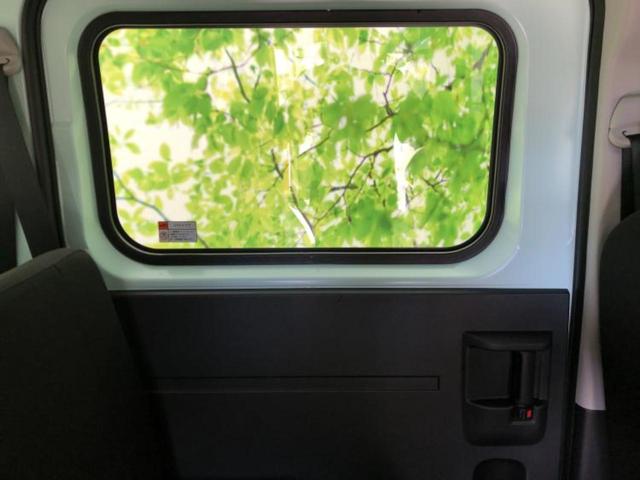 ハイゼットカーゴ ４ＷＤデラックス　保証書／スマートアシスト（トヨタ・ダイハツ）／車線逸脱防止支援システム／ヘッドランプ　ＬＥＤ／ＥＴＣ／ＥＢＤ付ＡＢＳ／横滑り防止装置／アイドリングストップ／エアバッグ　運転席／エアバッグ　助手席（7枚目）