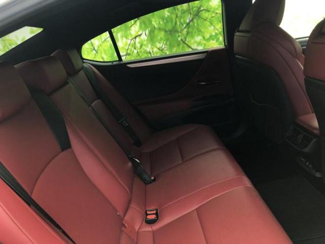 ＥＳ ＥＳ３００ｈ　Ｆスポーツ　新品タイヤ／サンルーフ／保証書／純正　１１．６インチ　ＳＤナビ／デジタルインナーミラー／衝突安全装置／シートヒーター／車線逸脱防止支援システム／シート　フルレザー／ヘッドランプ　ＬＥＤ　革シート（6枚目）