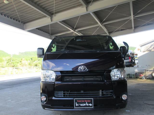 ハイエースバン スーパーＧＬ　ダークプライム　ハーフフルエアロ・３．０ＤＩＣターボ・ローダウン・純正ＬＥＤヘッドライト・レザー調シートカバー・プッシュスタート・スマートキー・バックカメラ・社外１６インチアルミ・アルパインナビ／フルセグＴＶ（3枚目）