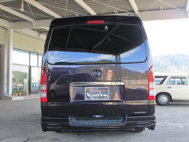 ハイエースバン スーパーＧＬ　ダークプライム　ハーフフルエアロ・３．０ＤＩＣターボ・ローダウン・純正ＬＥＤヘッドライト・レザー調シートカバー・プッシュスタート・スマートキー・バックカメラ・社外１６インチアルミ・アルパインナビ／フルセグＴＶ（8枚目）