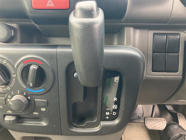 必ず使用するシフトレバー。確りと確認したいですね。