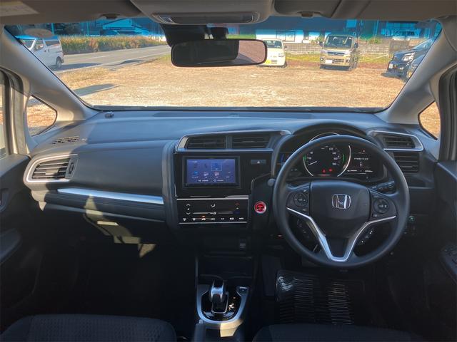 フィットハイブリッド Ｆコンフォートエディション　ハイブリッド　ＥＴＣ　バックカメラ　ナビ　ＴＶ　レーンアシスト　衝突被害軽減システム　オートライト　スマートキー　アイドリングストップ　シートヒーター　ＡＴ　盗難防止システム　衝突安全ボディ　ＣＤ（2枚目）