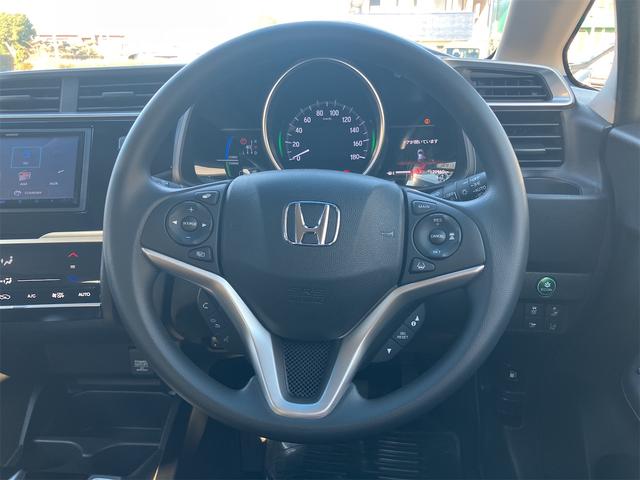 フィットハイブリッド Ｆコンフォートエディション　ハイブリッド　ＥＴＣ　バックカメラ　ナビ　ＴＶ　レーンアシスト　衝突被害軽減システム　オートライト　スマートキー　アイドリングストップ　シートヒーター　ＡＴ　盗難防止システム　衝突安全ボディ　ＣＤ（3枚目）