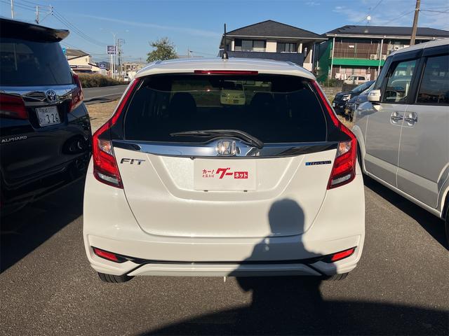 フィットハイブリッド Ｆコンフォートエディション　ハイブリッド　ＥＴＣ　バックカメラ　ナビ　ＴＶ　レーンアシスト　衝突被害軽減システム　オートライト　スマートキー　アイドリングストップ　シートヒーター　ＡＴ　盗難防止システム　衝突安全ボディ　ＣＤ（17枚目）
