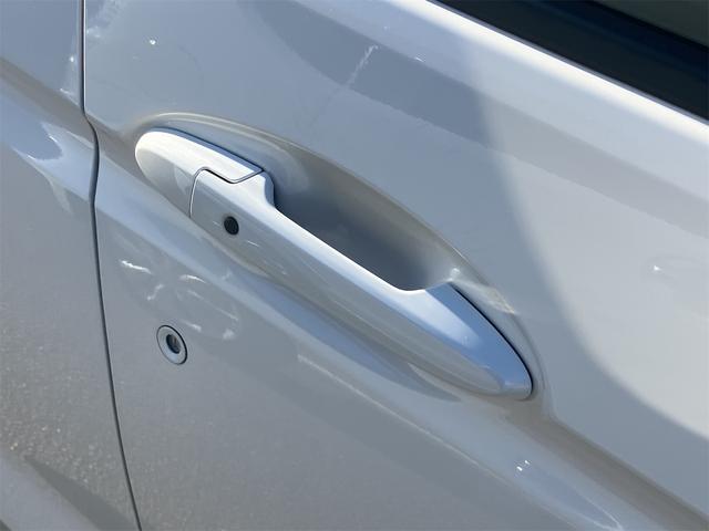 フィットハイブリッド Ｆコンフォートエディション　ハイブリッド　ＥＴＣ　バックカメラ　ナビ　ＴＶ　レーンアシスト　衝突被害軽減システム　オートライト　スマートキー　アイドリングストップ　シートヒーター　ＡＴ　盗難防止システム　衝突安全ボディ　ＣＤ（27枚目）