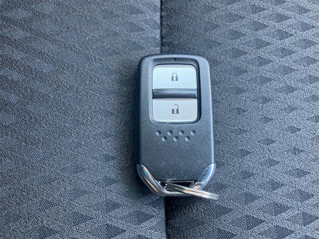 フィットハイブリッド Ｆコンフォートエディション　ハイブリッド　ＥＴＣ　バックカメラ　ナビ　ＴＶ　レーンアシスト　衝突被害軽減システム　オートライト　スマートキー　アイドリングストップ　シートヒーター　ＡＴ　盗難防止システム　衝突安全ボディ　ＣＤ（56枚目）