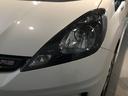 ヘッドライトは省電力、青っぽい光で明るいディスチャージヘッドライトです。夜間や雨天時も安心して運転できます。