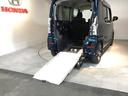 スロープにより車いすのままで乗り降りできます。車いすをご利用の方の移動をサポートするとともに、介護する方の負担を軽減します。