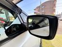 斜め後方の死角に他車がいる場合にミラーがオレンジに光って教えてくれるブラインドスポットモニターがついています。