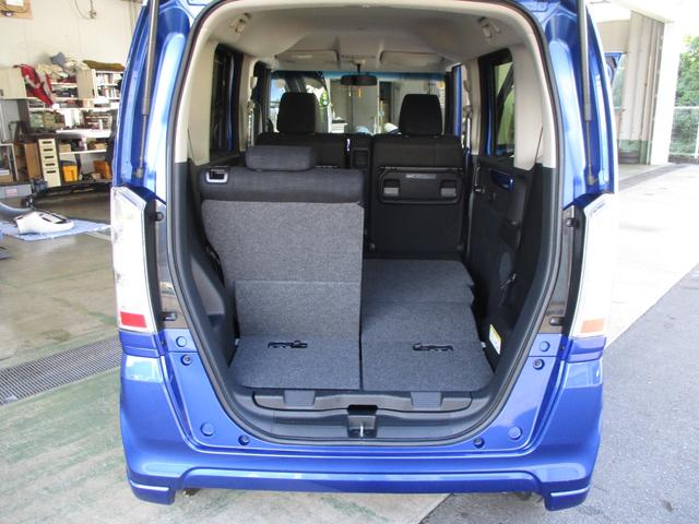 後席を倒せば長い荷物も積めますよ