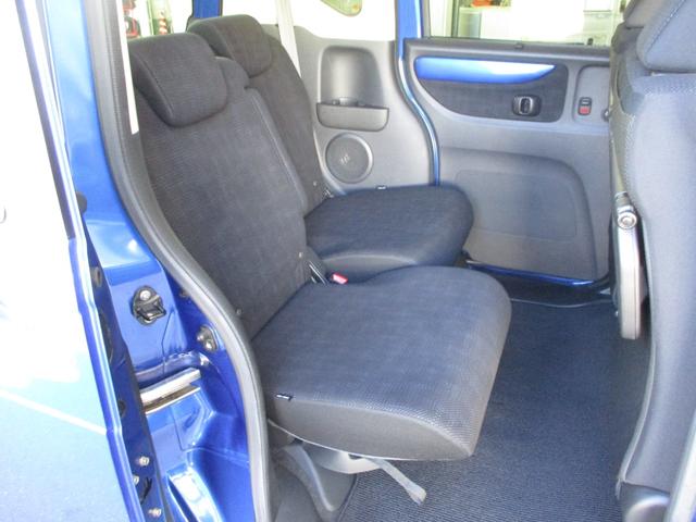 後席シートはスライド機能もついてます