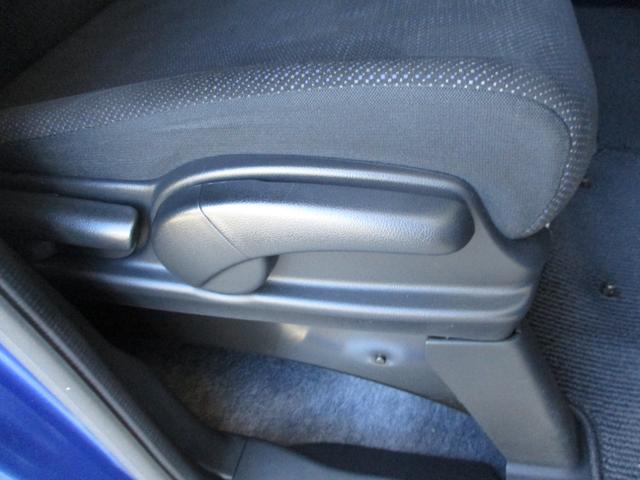 運転席の高さ調整機能も付いて便利です