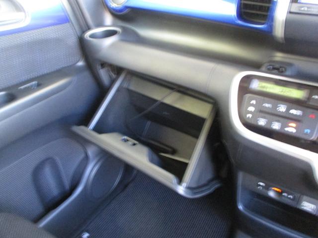 助手席側には広めの収納スペースもあり便利です