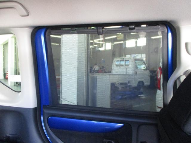 後席にはロールサンシエイドも付いてます