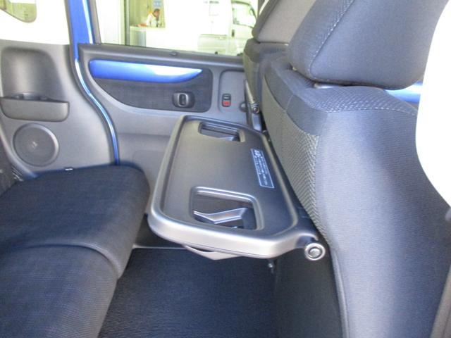 シートバックテーブルもついてますよ