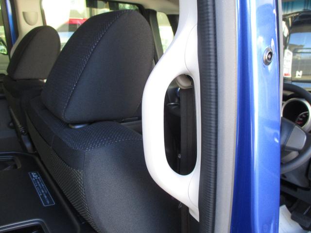 後席にはアシストグリップ付いて乗り降りも楽に出来ますよ