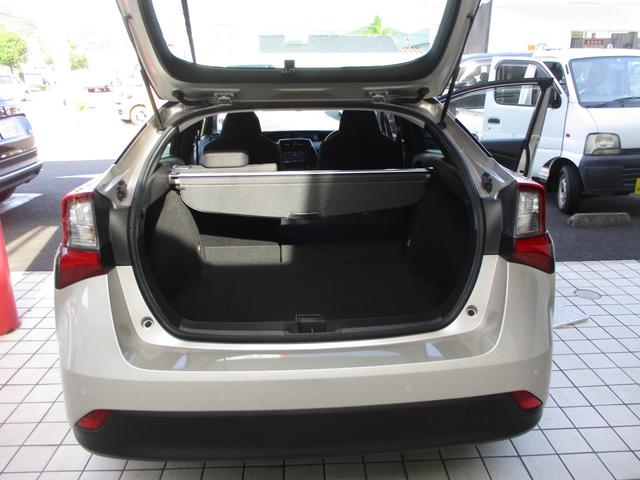 プリウス Ａ　ワンオーナー　トヨタＯＰナビ　　ＣＤ　ＴＶ　Ｂｌｕｅｔｏｏｔｈ　バックカメラ　ＥＴＣ　社外前後ドライブレコーダーＬＥＤオートヘッドライト　運転席パワーシート　オートエアコン　スマートキー　Ｂモニタ（8枚目）