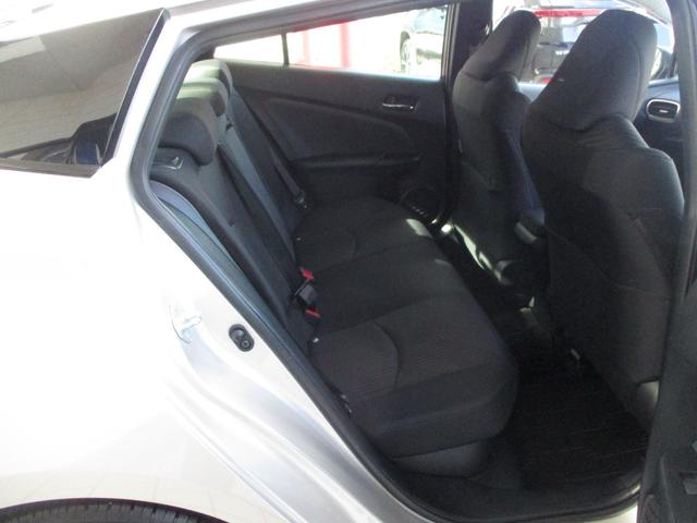 プリウス Ａ　ワンオーナー　トヨタＯＰナビ　　ＣＤ　ＴＶ　Ｂｌｕｅｔｏｏｔｈ　バックカメラ　ＥＴＣ　社外前後ドライブレコーダーＬＥＤオートヘッドライト　運転席パワーシート　オートエアコン　スマートキー　Ｂモニタ（10枚目）