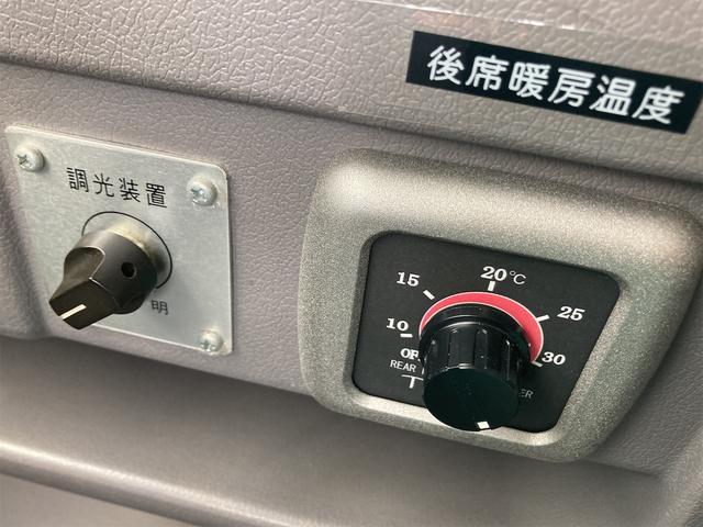 22人乗り リアサロン 調光式シャンデリア フリップダウンモニター マイク付 冷蔵庫 自動ドア ドライブレコーダー ETC バックカメラ DVD再生(11枚目)