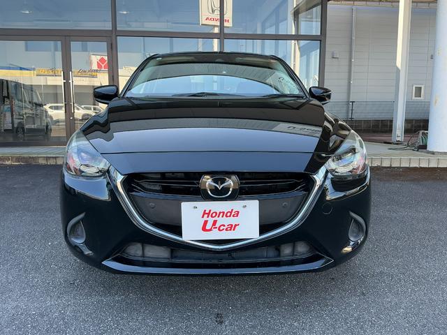 デミオ １３Ｓノーブルクリムゾン　１３Ｓノーブルクリムゾン／前後ドライブレコーダー／１５インチアルミホイール（高輝度塗装）／ＣＤ・ＤＶＤプレーヤー＋地上デジタルＴＶチューナー（フルセグ）／専用シート（レッド千鳥格子）／デジタルミラー（2枚目）