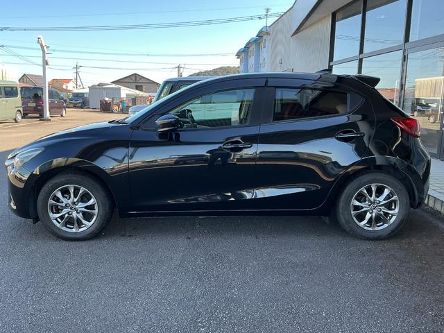 デミオ １３Ｓノーブルクリムゾン　１３Ｓノーブルクリムゾン／前後ドライブレコーダー／１５インチアルミホイール（高輝度塗装）／ＣＤ・ＤＶＤプレーヤー＋地上デジタルＴＶチューナー（フルセグ）／専用シート（レッド千鳥格子）／デジタルミラー（3枚目）