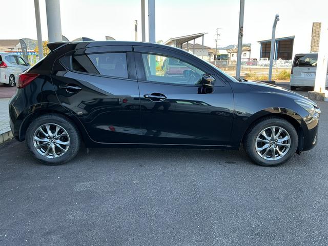 デミオ １３Ｓノーブルクリムゾン　１３Ｓノーブルクリムゾン／前後ドライブレコーダー／１５インチアルミホイール（高輝度塗装）／ＣＤ・ＤＶＤプレーヤー＋地上デジタルＴＶチューナー（フルセグ）／専用シート（レッド千鳥格子）／デジタルミラー（4枚目）