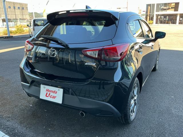 デミオ １３Ｓノーブルクリムゾン　１３Ｓノーブルクリムゾン／前後ドライブレコーダー／１５インチアルミホイール（高輝度塗装）／ＣＤ・ＤＶＤプレーヤー＋地上デジタルＴＶチューナー（フルセグ）／専用シート（レッド千鳥格子）／デジタルミラー（5枚目）