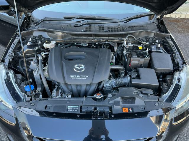 デミオ １３Ｓノーブルクリムゾン　１３Ｓノーブルクリムゾン／前後ドライブレコーダー／１５インチアルミホイール（高輝度塗装）／ＣＤ・ＤＶＤプレーヤー＋地上デジタルＴＶチューナー（フルセグ）／専用シート（レッド千鳥格子）／デジタルミラー（6枚目）