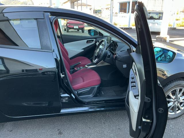 デミオ １３Ｓノーブルクリムゾン　１３Ｓノーブルクリムゾン／前後ドライブレコーダー／１５インチアルミホイール（高輝度塗装）／ＣＤ・ＤＶＤプレーヤー＋地上デジタルＴＶチューナー（フルセグ）／専用シート（レッド千鳥格子）／デジタルミラー（9枚目）