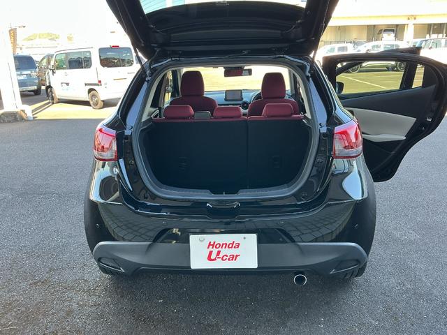 デミオ １３Ｓノーブルクリムゾン　１３Ｓノーブルクリムゾン／前後ドライブレコーダー／１５インチアルミホイール（高輝度塗装）／ＣＤ・ＤＶＤプレーヤー＋地上デジタルＴＶチューナー（フルセグ）／専用シート（レッド千鳥格子）／デジタルミラー（11枚目）