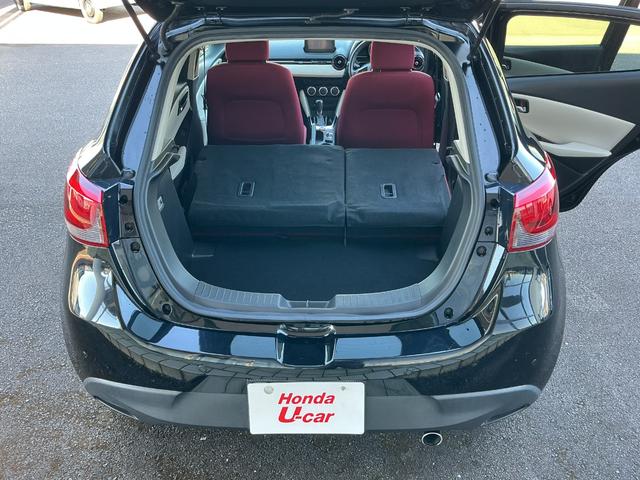 デミオ １３Ｓノーブルクリムゾン　１３Ｓノーブルクリムゾン／前後ドライブレコーダー／１５インチアルミホイール（高輝度塗装）／ＣＤ・ＤＶＤプレーヤー＋地上デジタルＴＶチューナー（フルセグ）／専用シート（レッド千鳥格子）／デジタルミラー（13枚目）