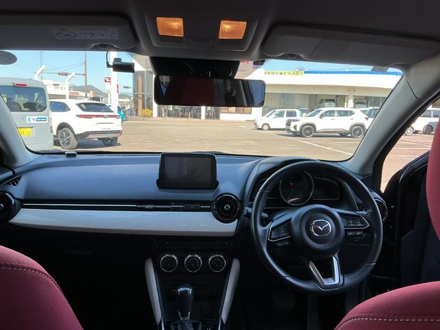 デミオ １３Ｓノーブルクリムゾン　１３Ｓノーブルクリムゾン／前後ドライブレコーダー／１５インチアルミホイール（高輝度塗装）／ＣＤ・ＤＶＤプレーヤー＋地上デジタルＴＶチューナー（フルセグ）／専用シート（レッド千鳥格子）／デジタルミラー（16枚目）