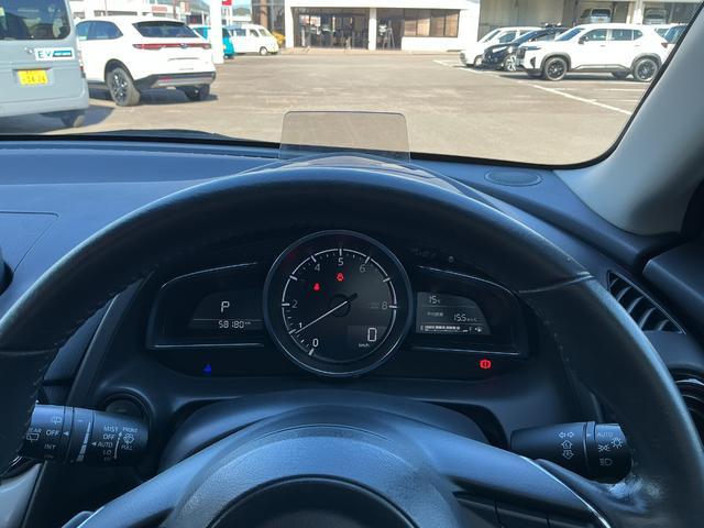 デミオ １３Ｓノーブルクリムゾン　１３Ｓノーブルクリムゾン／前後ドライブレコーダー／１５インチアルミホイール（高輝度塗装）／ＣＤ・ＤＶＤプレーヤー＋地上デジタルＴＶチューナー（フルセグ）／専用シート（レッド千鳥格子）／デジタルミラー（18枚目）