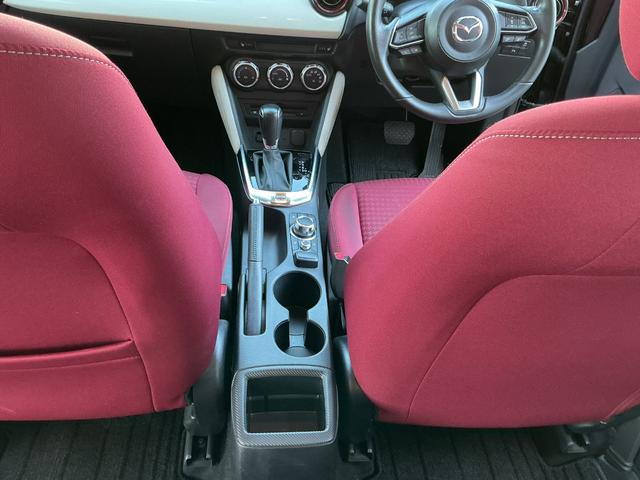 デミオ １３Ｓノーブルクリムゾン　１３Ｓノーブルクリムゾン／前後ドライブレコーダー／１５インチアルミホイール（高輝度塗装）／ＣＤ・ＤＶＤプレーヤー＋地上デジタルＴＶチューナー（フルセグ）／専用シート（レッド千鳥格子）／デジタルミラー（30枚目）