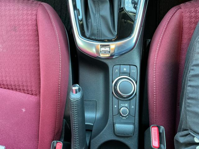 デミオ １３Ｓノーブルクリムゾン　１３Ｓノーブルクリムゾン／前後ドライブレコーダー／１５インチアルミホイール（高輝度塗装）／ＣＤ・ＤＶＤプレーヤー＋地上デジタルＴＶチューナー（フルセグ）／専用シート（レッド千鳥格子）／デジタルミラー（31枚目）