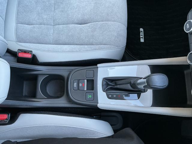 フィット ｅ：ＨＥＶホーム　ＨｏｎｄａＳＥＮＳＩＮＧ／ＬＥＤヘッドライト／ＨｏｎｄａＣＯＮＮＥＣＴディスプレー＋ＥＴＣ２．０車載器／ＨＯＭＥコンビシート（グレー）／運転席／助手席シートヒーター（32枚目）
