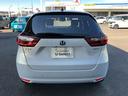 フィット ｅ：ＨＥＶホーム　ＨｏｎｄａＳＥＮＳＩＮＧ／ＬＥＤヘッドライト／ＨｏｎｄａＣＯＮＮＥＣＴディスプレー＋ＥＴＣ２．０車載器／ＨＯＭＥコンビシート（グレー）／運転席／助手席シートヒーター（4枚目）