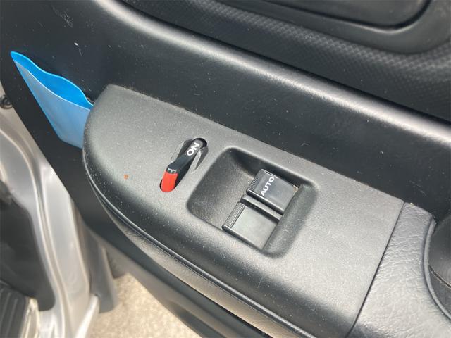 パワーウィンドウのスイッチですよ。運転席に居ながら窓を開け閉めのコントロールできますよ。